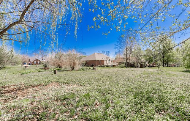 526 Wood Lake Dr, La Grange, KY 40031