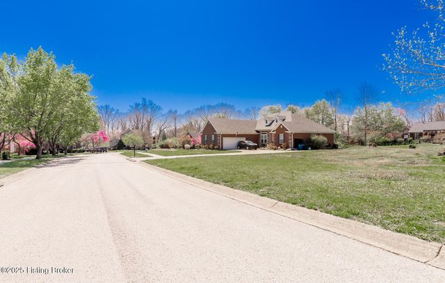 526 Wood Lake Dr, La Grange, KY 40031