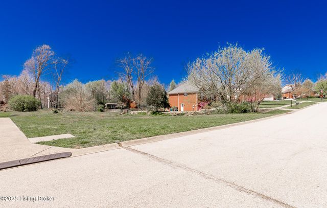 526 Wood Lake Dr, La Grange, KY 40031