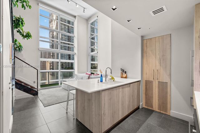 300 S Biscayne Blvd L-L02, Miami, FL 33131