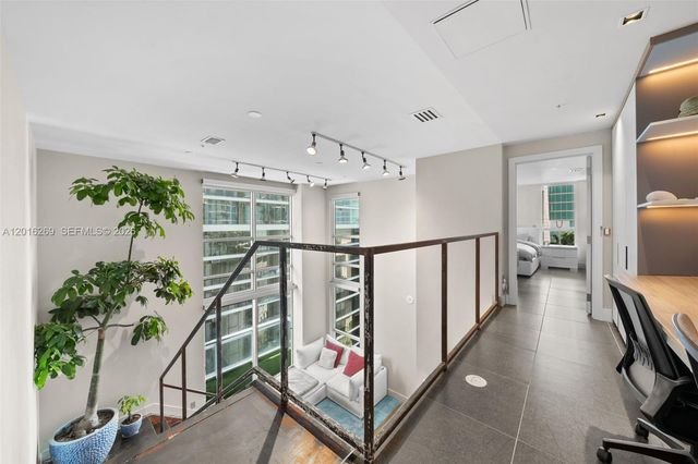 300 S Biscayne Blvd L-L02, Miami, FL 33131