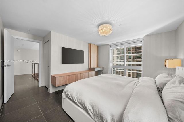 300 S Biscayne Blvd L-L02, Miami, FL 33131