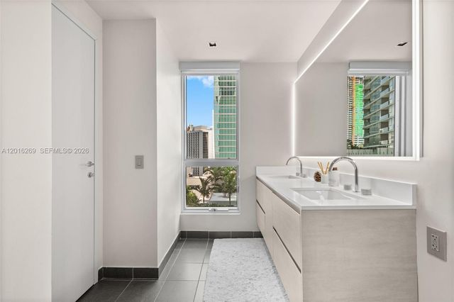 300 S Biscayne Blvd L-L02, Miami, FL 33131
