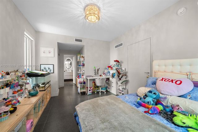 300 S Biscayne Blvd L-L02, Miami, FL 33131