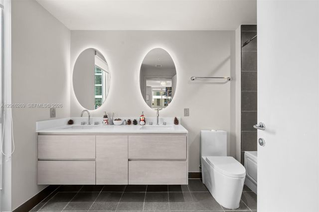 300 S Biscayne Blvd L-L02, Miami, FL 33131