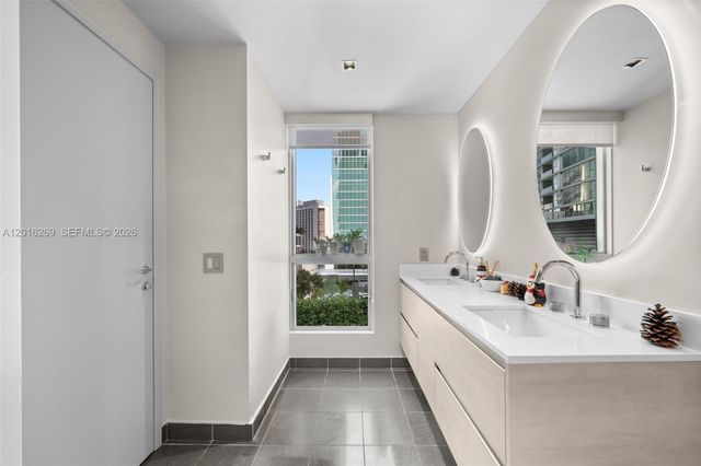 300 S Biscayne Blvd L-L02, Miami, FL 33131
