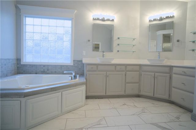 9233 W 143rd Terrace, Overland Park, KS 66221