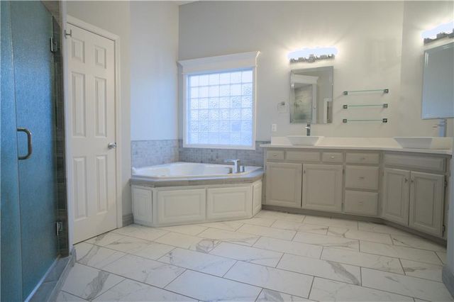 9233 W 143rd Terrace, Overland Park, KS 66221