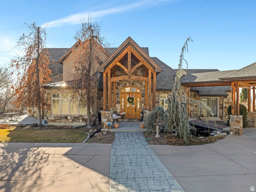 Image 4 of property listing at 861 N 1100 E, Pleasant Grove, UT 84062