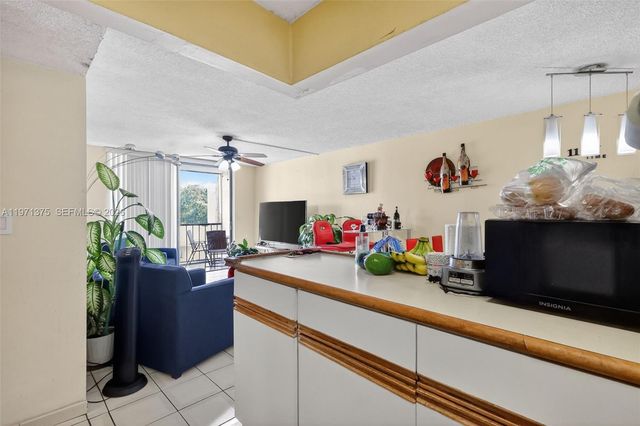 9678 Fontainebleau Blvd 411, Miami, FL 33172