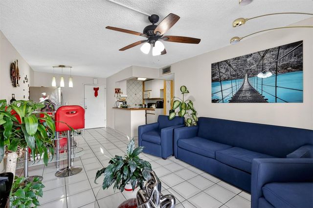 9678 Fontainebleau Blvd 411, Miami, FL 33172