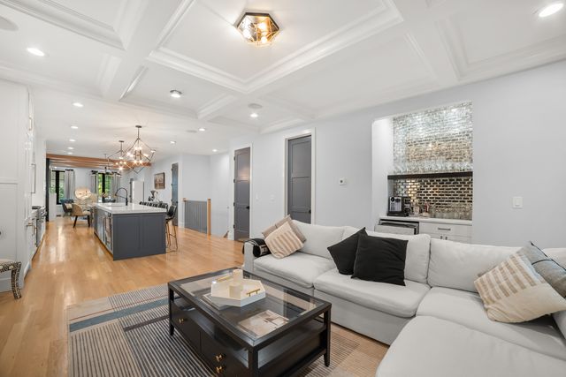 2254 W Roscoe Street 1, Chicago, IL 60618