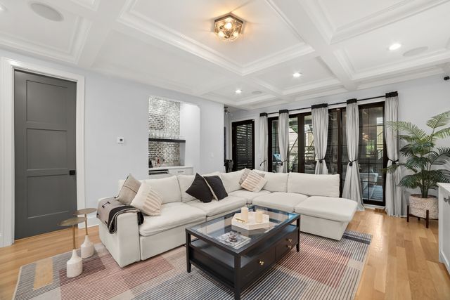 2254 W Roscoe Street 1, Chicago, IL 60618