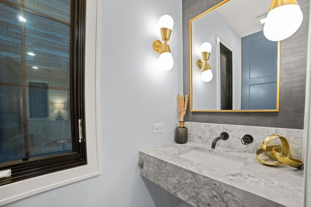 2254 W Roscoe Street 1, Chicago, IL 60618