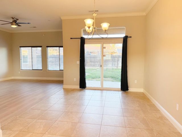 510 Stonehaven Dr, Los Banos, CA 93635