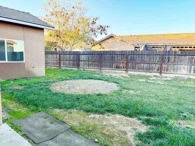 510 Stonehaven Dr, Los Banos, CA 93635