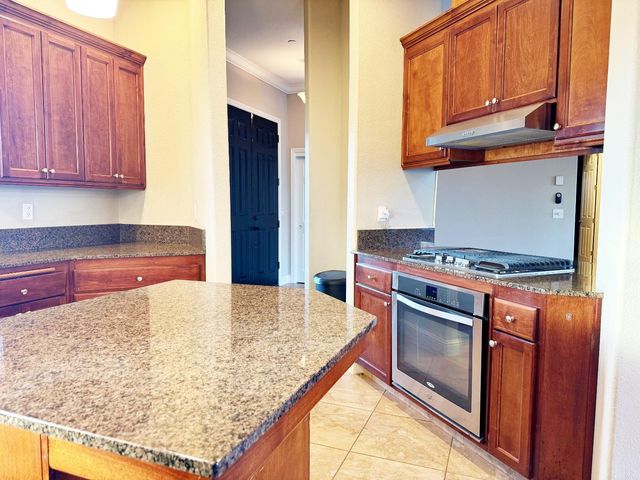 510 Stonehaven Dr, Los Banos, CA 93635