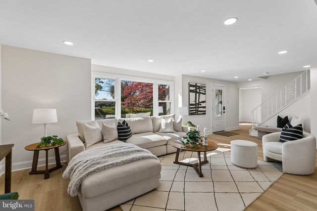 77 LENAPE DR, Doylestown, PA 18901