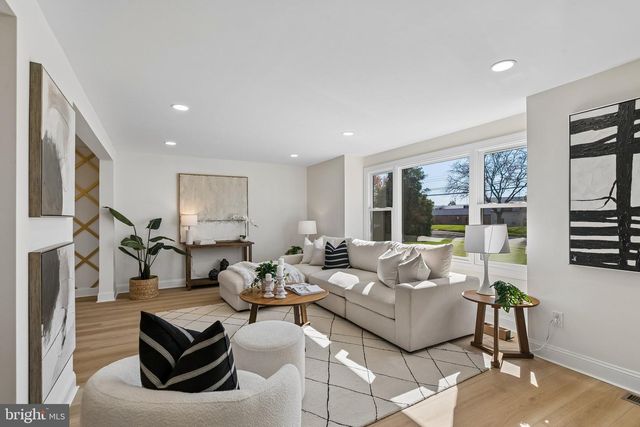 77 LENAPE DR, Doylestown, PA 18901
