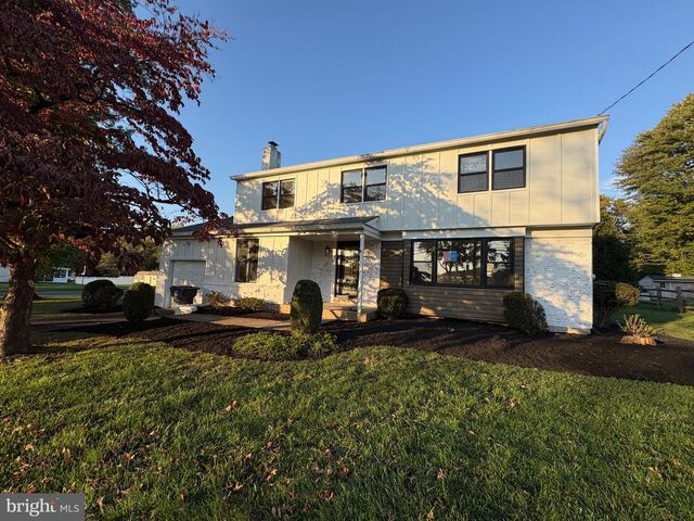 77 LENAPE DR, Doylestown, PA 18901