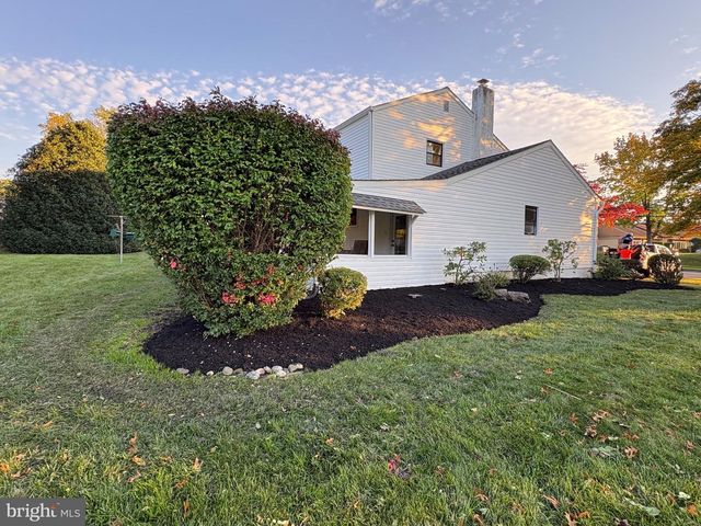 77 LENAPE DR, Doylestown, PA 18901