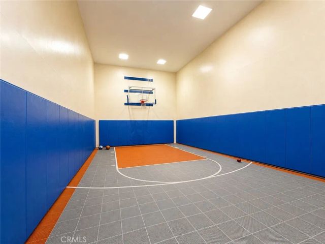 5565 Canoga Avenue 207, Woodland Hills, CA 91367