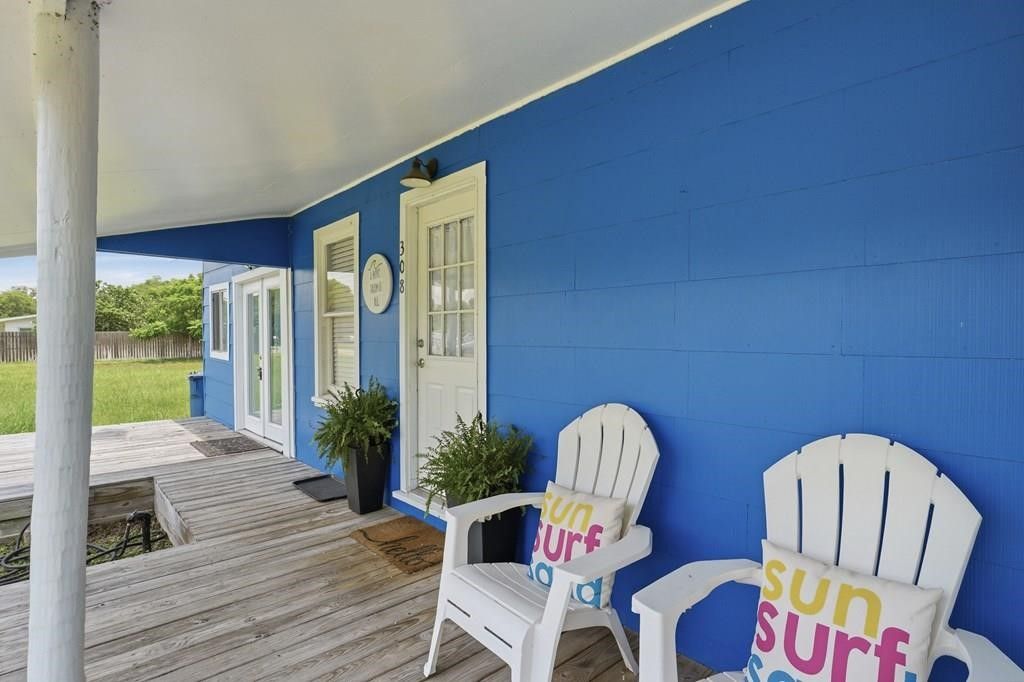 308 S 6th St, Rockport, TX 78382 — exterior