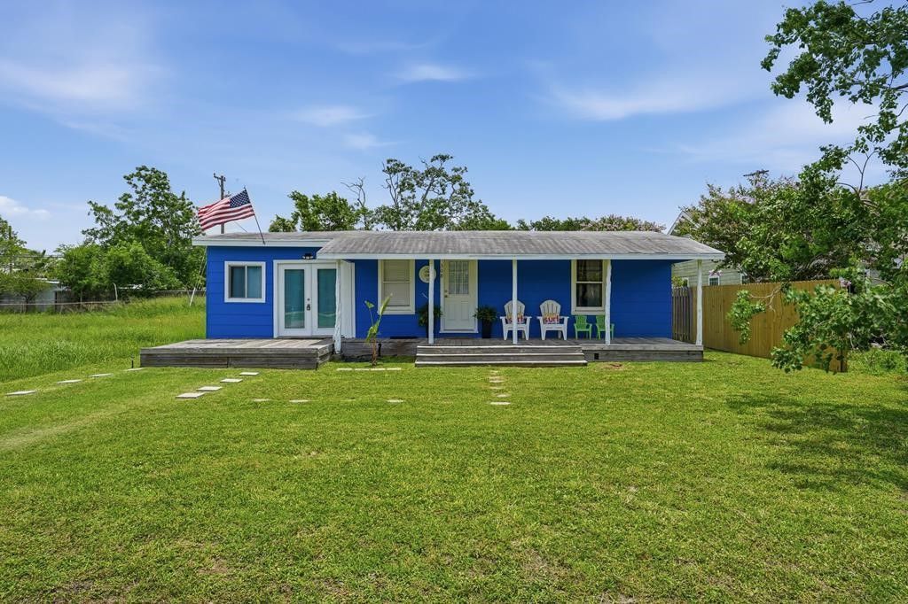 308 S 6th St, Rockport, TX 78382 — photo 2