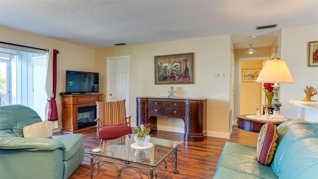 Image 3 of property listing at 4591 MOHICAN TRAIL 137, Sarasota, FL 34233