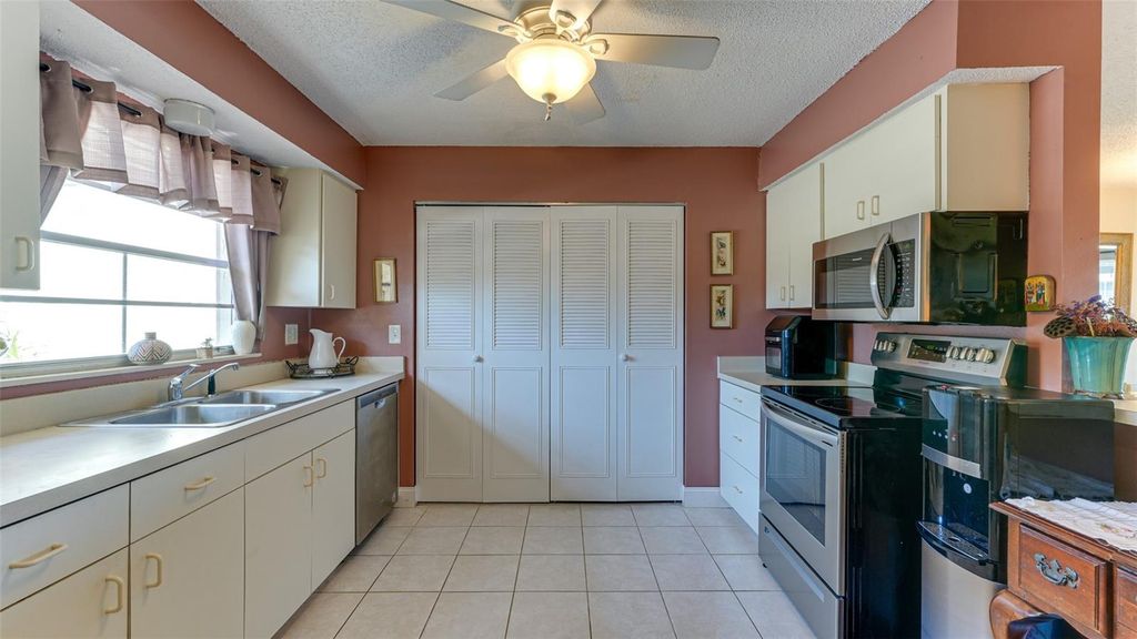 Image 9 of property listing at 4591 MOHICAN TRAIL 137, Sarasota, FL 34233