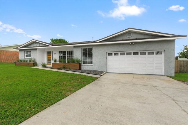 939 N Grove Park Dr, Orange Park, FL 32073