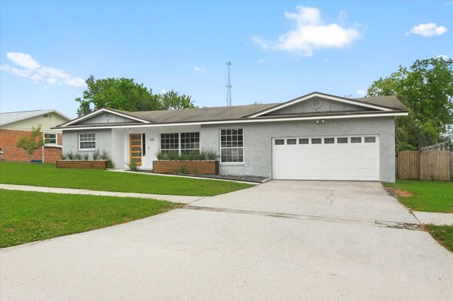 939 N Grove Park Dr, Orange Park, FL 32073