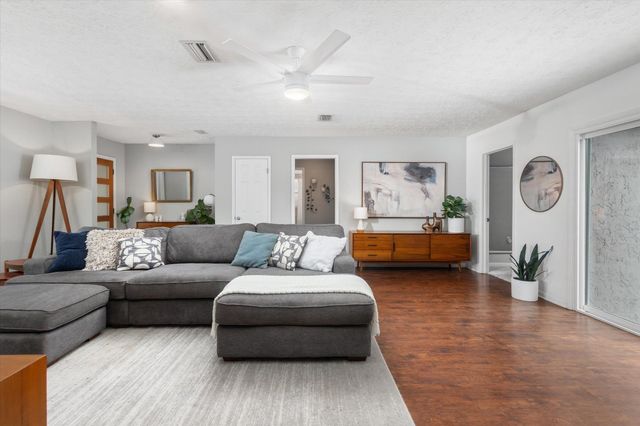 939 N Grove Park Dr, Orange Park, FL 32073