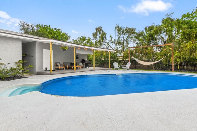 939 N Grove Park Dr, Orange Park, FL 32073