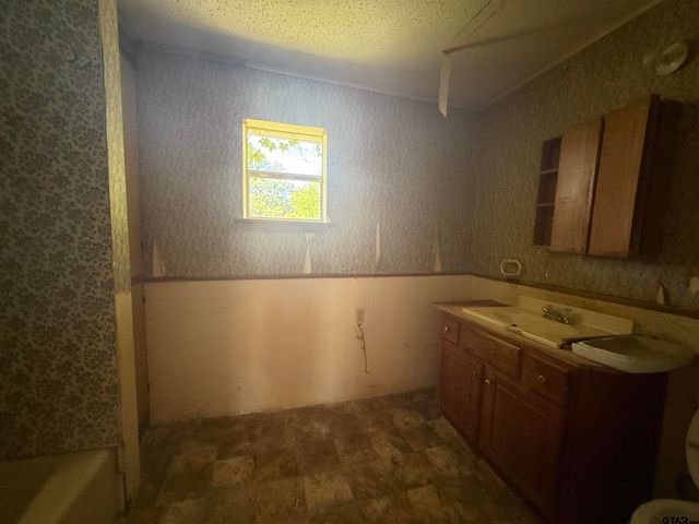 104 Lonnies Drive, Chandler, TX 75758