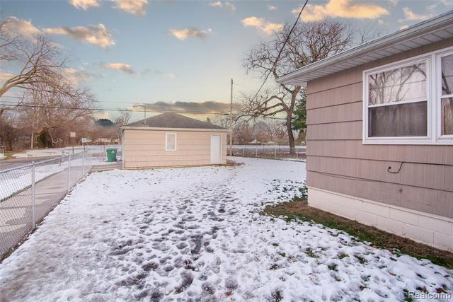 21858 Pleasant Avenue, Eastpointe, MI 48021