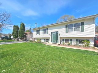 424 Greenview Drive, Park City, IL 60085