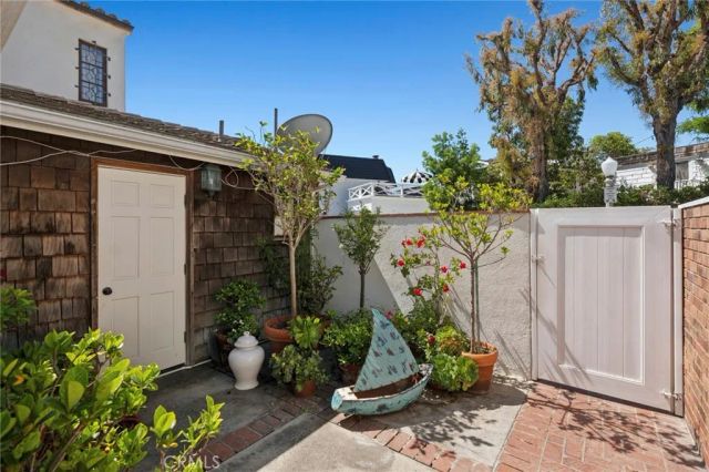 323 E Bay Front, Newport Beach, CA 92662