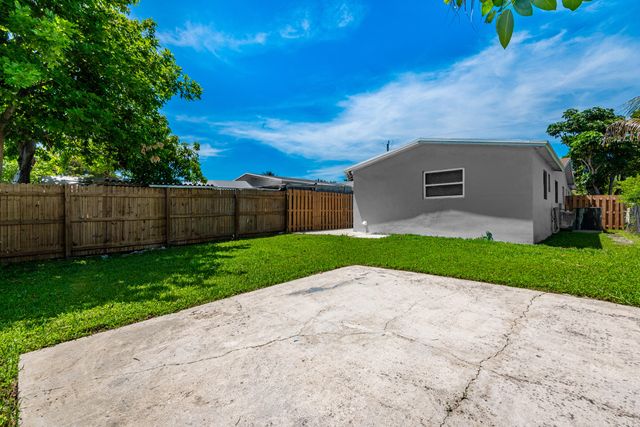 6560 SW 20th Street, North Lauderdale, FL 33068