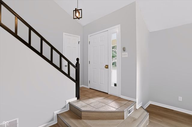 7606 Farm View Circle E, Indianapolis, IN 46256