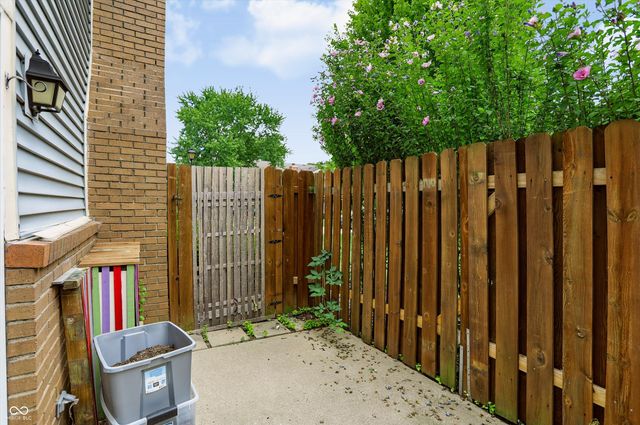 7606 Farm View Circle E, Indianapolis, IN 46256