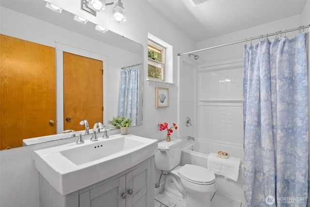 10109 NE Knight Road, Bainbridge Island, WA 98110