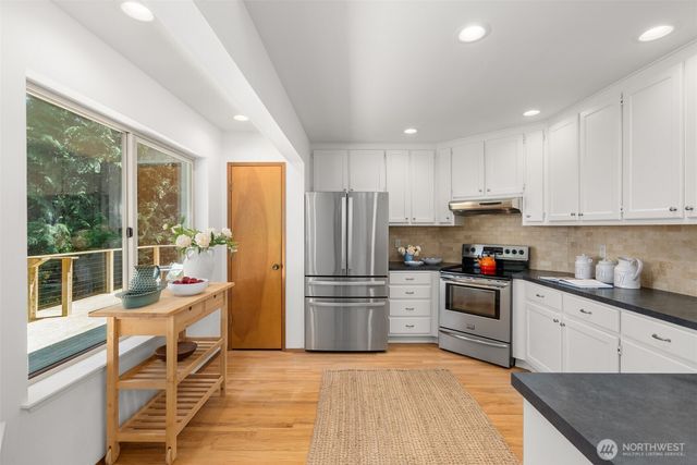 10109 NE Knight Road, Bainbridge Island, WA 98110