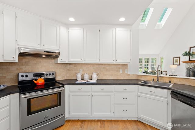 10109 NE Knight Road, Bainbridge Island, WA 98110
