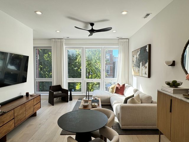 2704 W Thomas Street 2, Chicago, IL 60622