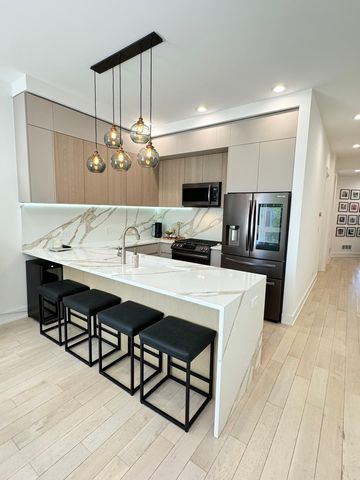 2704 W Thomas Street 2, Chicago, IL 60622