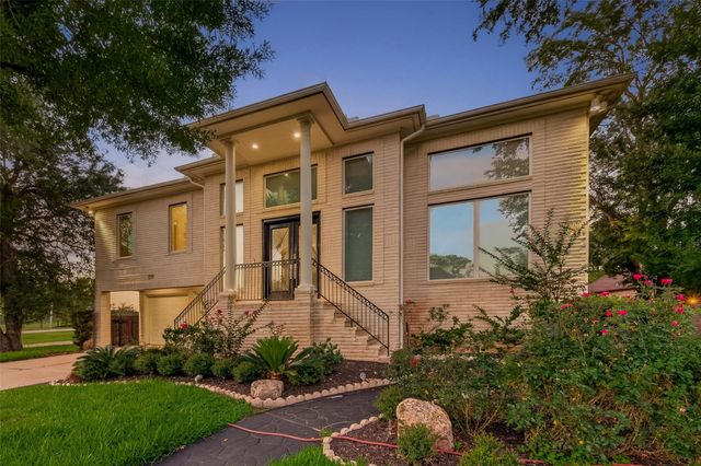 7203 Timberlake Dr, Sugar Land, TX 77479