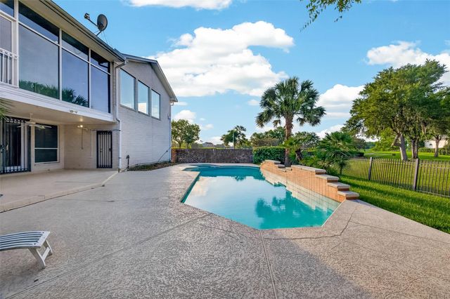 7203 Timberlake Dr, Sugar Land, TX 77479