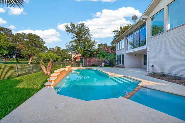 7203 Timberlake Dr, Sugar Land, TX 77479