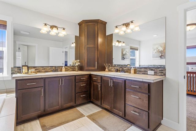 664 Punkie Lane, Richland, WA 99352